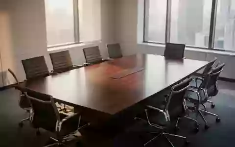Ein leerer, moderner Konferenzraum mit einem polierten Holztisch in natürlichem Tageslicht. - Foto: über boerse-global.de