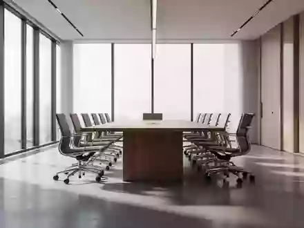 Ein moderner, leerer Konferenzraum mit einem langen Holztisch und natürlichem Lichteinfall durch große Fenster. - Foto: über boerse-global.de