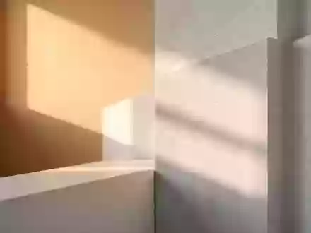 Abstrakte, minimalistische Darstellung einer hellen, neutralen architektonischen Fläche mit weichem Lichteinfall. - Foto: über boerse-global.de