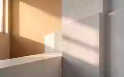 Abstrakte, minimalistische Darstellung einer hellen, neutralen architektonischen Fläche mit weichem Lichteinfall. - Foto: über boerse-global.de
