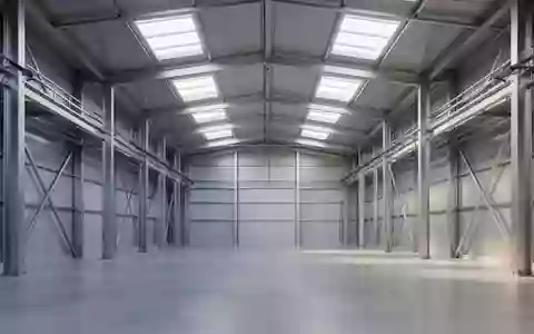 Eine weitläufige, leere Industriehalle mit Stahlträgern und Betonboden bei natürlichem Lichteinfall. - Foto: über boerse-global.de