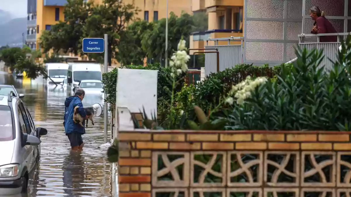 Zeitweise galt in Valencia und auch auf Mallorca Alarmstufe Rot. - Bild: Rober Solsona/EUROPA PRESS/dpa