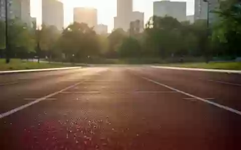 Eine leere Laufbahn in einem Stadtpark bei Sonnenuntergang, die den sportlichen Einsatzbereich der Kopfhörer symbolisiert. - Foto: über boerse-global.de