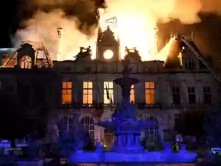Nach der verheerenden Brandstiftung im Rathaus von Limoges hat die Polizei einen Verdächtigen gefasst (Archivbild). - Foto: Pascal Lachenaud/AFP/dpa