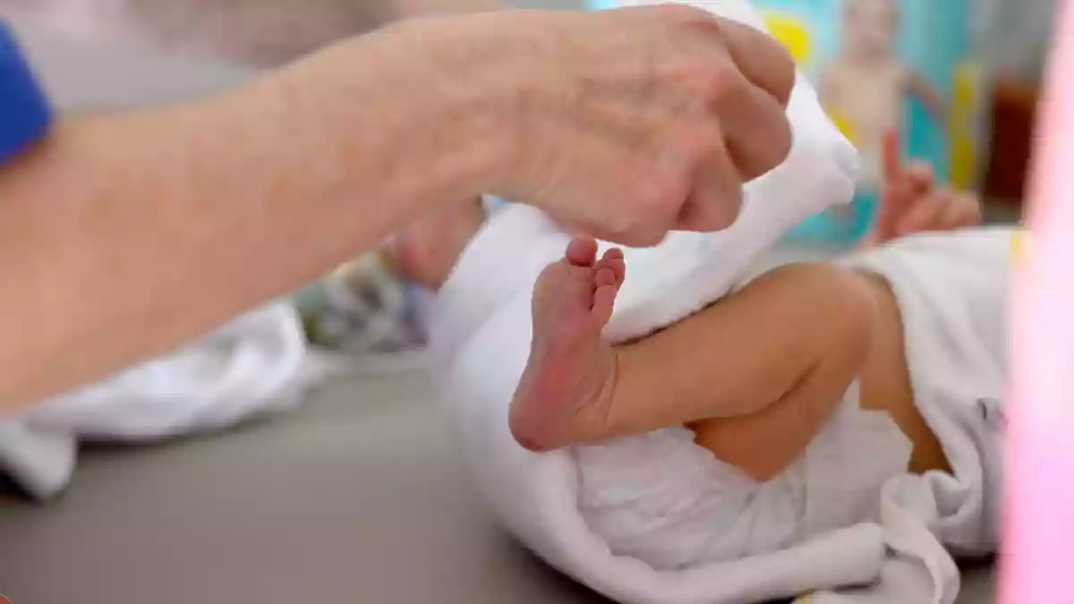 Ab mit der Windel - und dann rein in den passenden Container: Die Kopenhagener recyceln künftig auch Baby-Müll. (Symbolbild) - Bild: Hendrik Schmidt/dpa