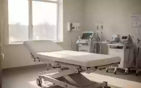 Ein heller, minimalistischer Untersuchungsraum in einer modernen geriatrischen Klinik mit einer leeren Untersuchungsliege. - Foto: über boerse-global.de