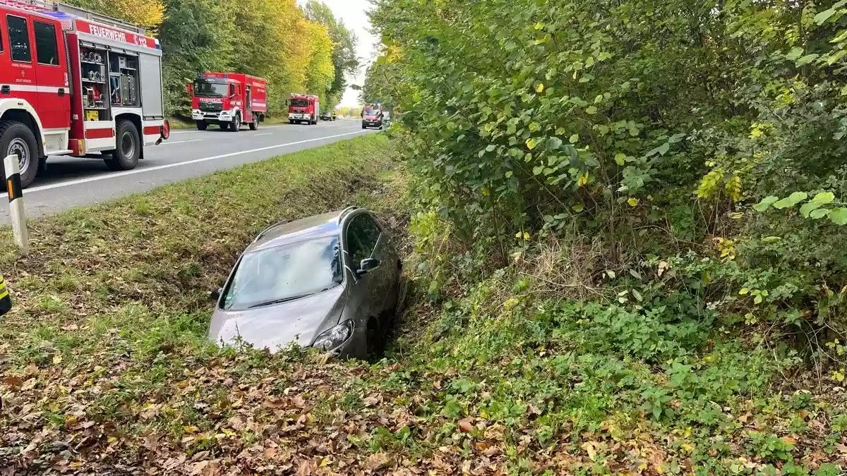 POL-HX: 83-Jährige kommt mit Pkw von der Straße ab und verletzt sich leicht - Bild: presseportal.de