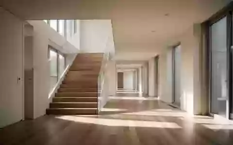 Ein heller, minimalistischer Flur mit einer Treppe und natürlichem Lichteinfall, ohne Personen oder Möbel. - Foto: über boerse-global.de