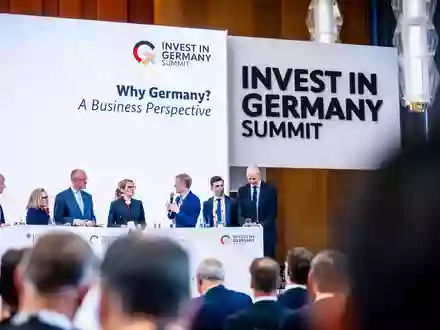 Die Bundesregierung wirbt um Milliarden-Investitionen: Bundeskanzler Friedrich Merz mit Panelteilnehmern beim Invest in Germany-Gipfel - Foto: Michael Kappeler/dpa
