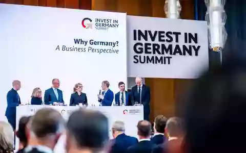 Die Bundesregierung wirbt um Milliarden-Investitionen: Bundeskanzler Friedrich Merz mit Panelteilnehmern beim Invest in Germany-Gipfel - Foto: Michael Kappeler/dpa