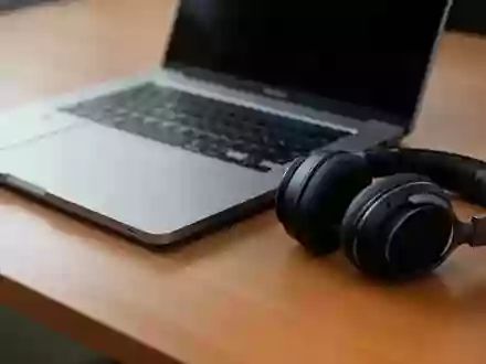 Symbolic image: laptop and headphones on a desk - Foto: über boerse-global.de