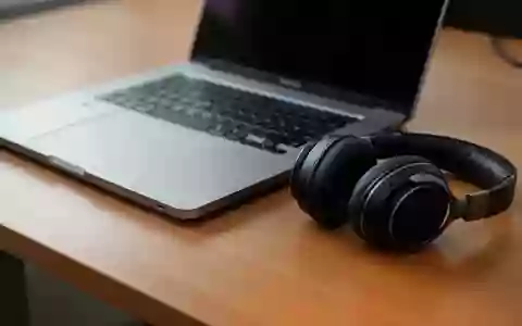 Symbolic image: laptop and headphones on a desk - Foto: über boerse-global.de
