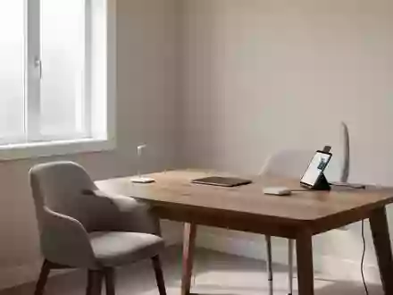 Ein ruhiger, heller Praxisraum mit einem Holztisch und einem Stuhl in einer professionellen, minimalistischen Umgebung. - Foto: über boerse-global.de
