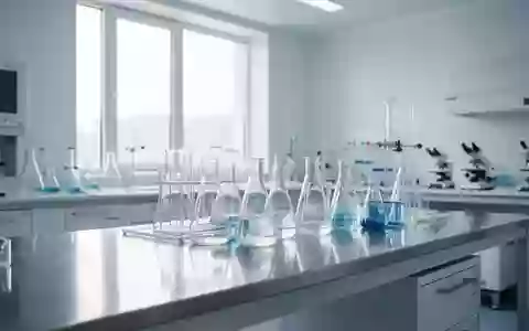 Ein minimalistisches, modernes klinisches Labor mit wissenschaftlichen Glaswaren auf einem Edelstahltisch. - Foto: über boerse-global.de