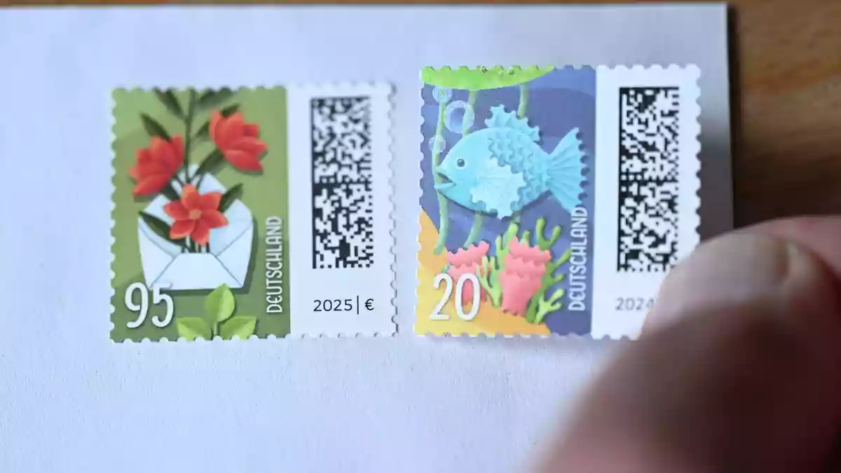 Die alte 95-Cent-Briefmarke bleibt auch nächstes Jahr noch gültig, aber dann sollte man eine 20-Cent-Extrabriefmarke hinzufügen. - Bild: Bernd Weißbrod/dpa