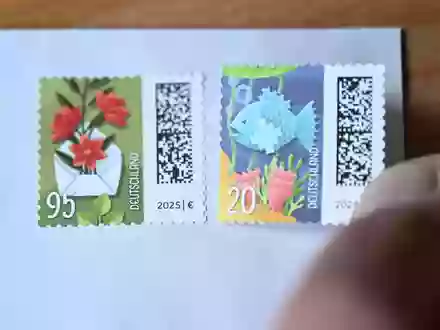 Die alte 95-Cent-Briefmarke bleibt auch nächstes Jahr noch gültig, aber dann sollte man eine 20-Cent-Extrabriefmarke hinzufügen. - Foto: Bernd Weißbrod/dpa