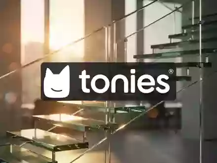 Abstrakte Darstellung von Wachstum durch eine goldene Treppe in einer professionellen, hellen Büroumgebung. - Foto: über boerse-global.de