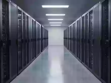 Ein minimalistischer, moderner Serverraum mit ordentlichen, unbeschrifteten Server-Racks in einer ruhigen, kühlen Umgebung. - Foto: über boerse-global.de