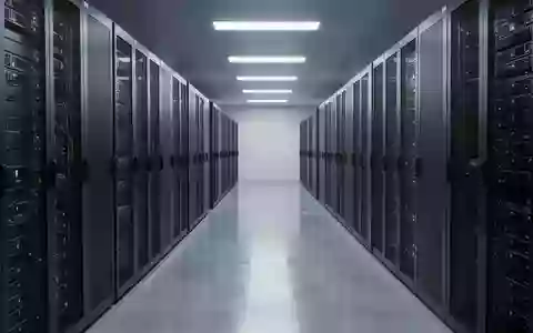 Ein minimalistischer, moderner Serverraum mit ordentlichen, unbeschrifteten Server-Racks in einer ruhigen, kühlen Umgebung. - Foto: über boerse-global.de