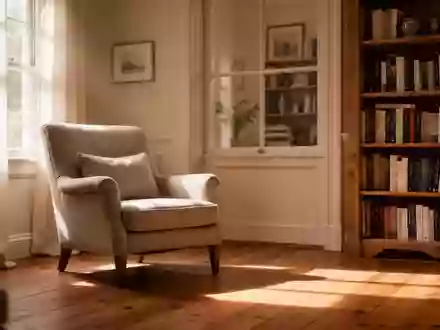 Ein lichtdurchfluteter Wohnbereich mit einem bequemen Sessel und einem Bücherregal in ruhiger Atmosphäre. - Foto: über boerse-global.de