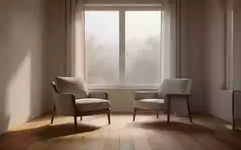 Ein minimalistisch eingerichteter, sonnendurchfluteter Raum mit einem Sessel vor einem Fenster. - Foto: über boerse-global.de