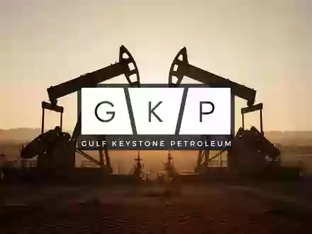 Abstrakte Darstellung der Öl- und Gasindustrie mit zwei verschmelzenden Industriesilhouetten in einer Wüstenlandschaft. - Foto: über boerse-global.de