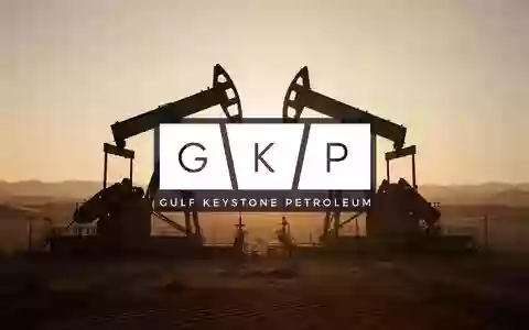 Abstrakte Darstellung der Öl- und Gasindustrie mit zwei verschmelzenden Industriesilhouetten in einer Wüstenlandschaft. - Foto: über boerse-global.de