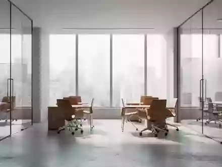 Ein minimalistisch gestalteter, moderner Bürokomplex mit großen Fenstern und Blick auf eine Stadt bei Tageslicht. - Foto: über boerse-global.de