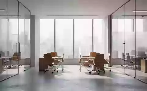 Ein minimalistisch gestalteter, moderner Bürokomplex mit großen Fenstern und Blick auf eine Stadt bei Tageslicht. - Foto: über boerse-global.de