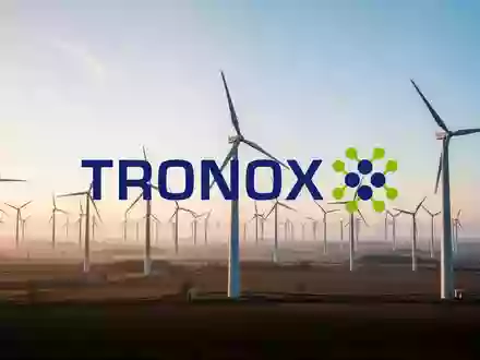 Moderne Windkraftanlagen in einer weiten Landschaft bei Sonnenaufgang als Symbol für nachhaltige Energieinvestitionen. - Foto: über boerse-global.de
