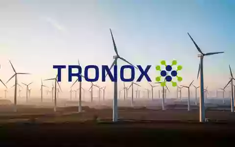 Moderne Windkraftanlagen in einer weiten Landschaft bei Sonnenaufgang als Symbol für nachhaltige Energieinvestitionen. - Foto: über boerse-global.de