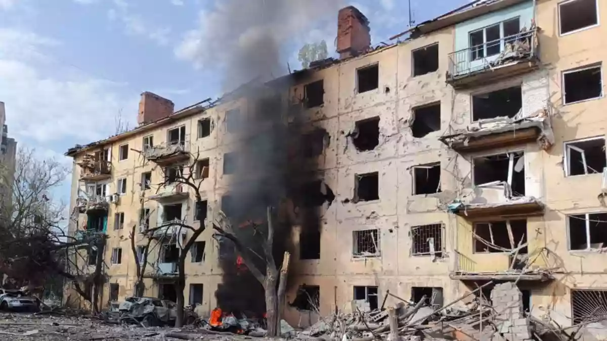 In der frontnahen Stadt Kramatorsk sind schon viele Wohnhäuser zerstört. - Bild: -/ukrainische Staatsanwaltschaft/dpa