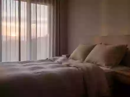 Ein minimalistisches, ruhiges Schlafzimmer bei natürlichem Licht, das eine Atmosphäre der Erholung und Entspannung ausstrahlt. - Foto: über boerse-global.de