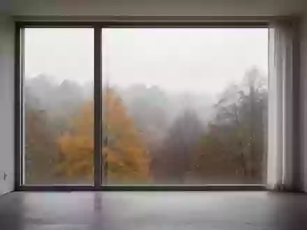 Ein minimalistischer Raum mit einem großen Fenster, durch das gedämpftes herbstliches Tageslicht fällt. - Foto: über boerse-global.de