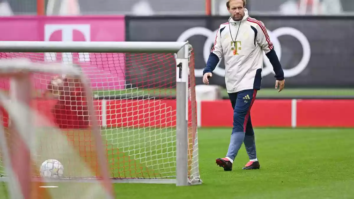 Aaron Danks als Chef in Aktion beim Abschlusstraining. - Bild: Angelika Warmuth/dpa