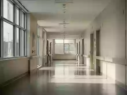Ein heller, moderner Krankenhausflur mit minimalistischer Architektur und einfallendem Tageslicht. - Foto: über boerse-global.de