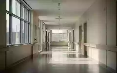Ein heller, moderner Krankenhausflur mit minimalistischer Architektur und einfallendem Tageslicht. - Foto: über boerse-global.de
