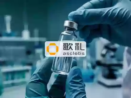 Ein gläsernes Fläschchen mit einer klaren Flüssigkeit in einem modernen medizinischen Labor, das für pharmazeutische Forschung steht. - Foto: über boerse-global.de