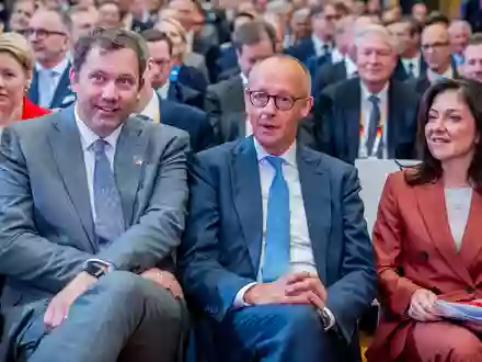 Finanzminister Lars Klingbeil (links), Kanzler Friedrich Merz und Wirtschaftsministerin Katherina Reiche beim Invest in Germany Gipfel. - Foto: Michael Kappeler/dpa