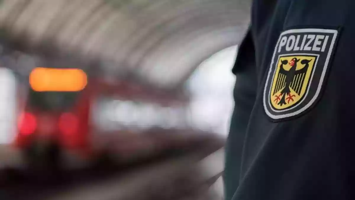 Bundespolizeidirektion München: Ausweislos und ohne Ticket, dafür aber mit Beleidigungen und Waffe im Gepäck - Bild: presseportal.de