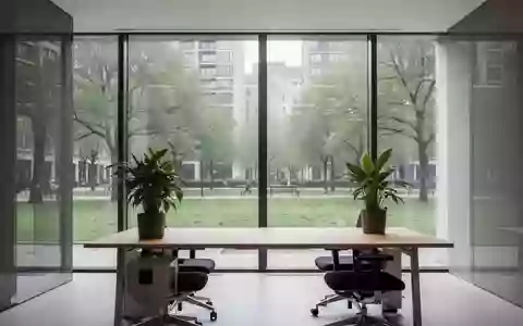 Ein minimalistischer, heller Büroarbeitsplatz mit Blick auf eine Grünanlage, ohne Personen oder technische Geräte. - Foto: über boerse-global.de