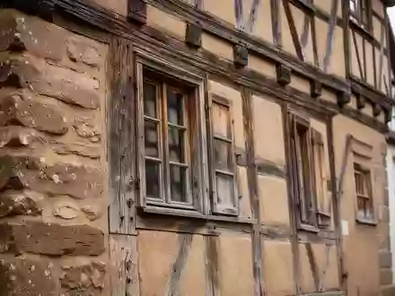Sanierung eines historischen Fachwerkhauses mit traditioneller Fassade in einer Altstadt. - Foto: über boerse-global.de