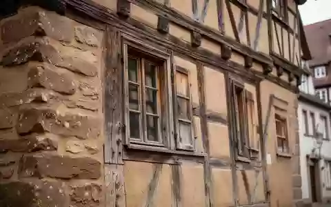 Sanierung eines historischen Fachwerkhauses mit traditioneller Fassade in einer Altstadt. - Foto: über boerse-global.de
