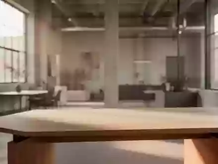 Ein minimalistischer, moderner Arbeitsplatz in einem hellen Loft mit einer leeren Schreibtischoberfläche. - Foto: über boerse-global.de