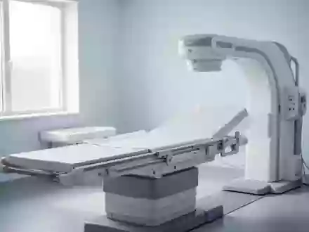 Ein steriler, leerer Behandlungsraum in einer kardiologischen Klinik mit natürlichem Licht. - Foto: über boerse-global.de