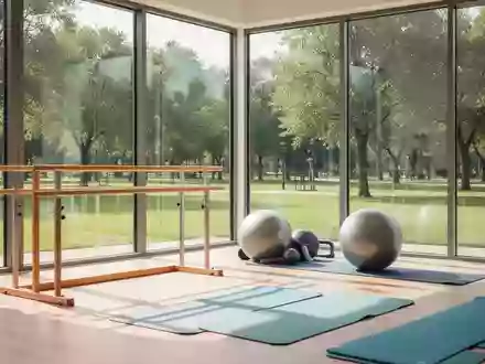 Ein heller, moderner Therapieraum mit Übungsgeräten und Blick in einen grünen Park. - Foto: über boerse-global.de