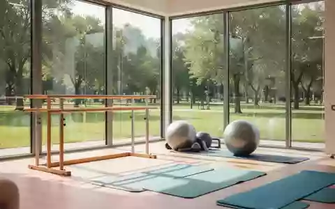 Ein heller, moderner Therapieraum mit Übungsgeräten und Blick in einen grünen Park. - Foto: über boerse-global.de