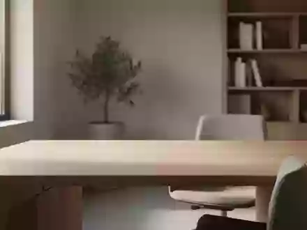 Ein aufgeräumter, minimalistischer Schreibtisch in einem hellen, modernen Arbeitszimmer bei natürlichem Tageslicht. - Foto: über boerse-global.de
