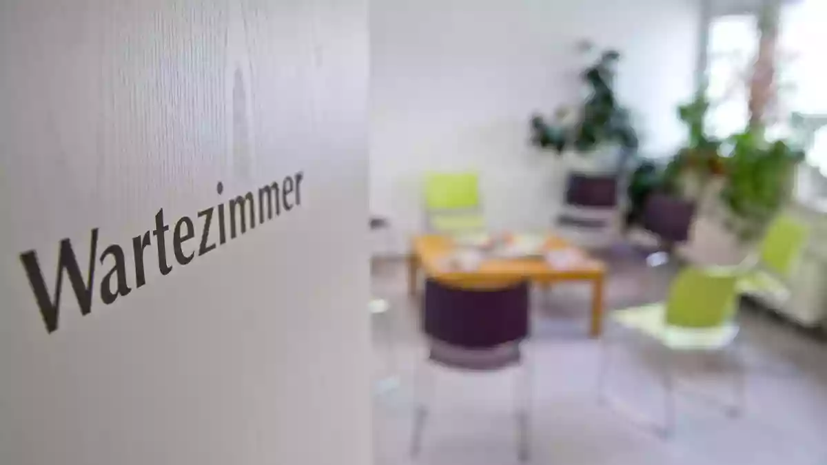 Regelungen zur Terminvergabe beim Arzt sind derzeit Gegenstand öffentlicher Auseinandersetzungen. (Symbolfoto) - Bild: Daniel Karmann/dpa