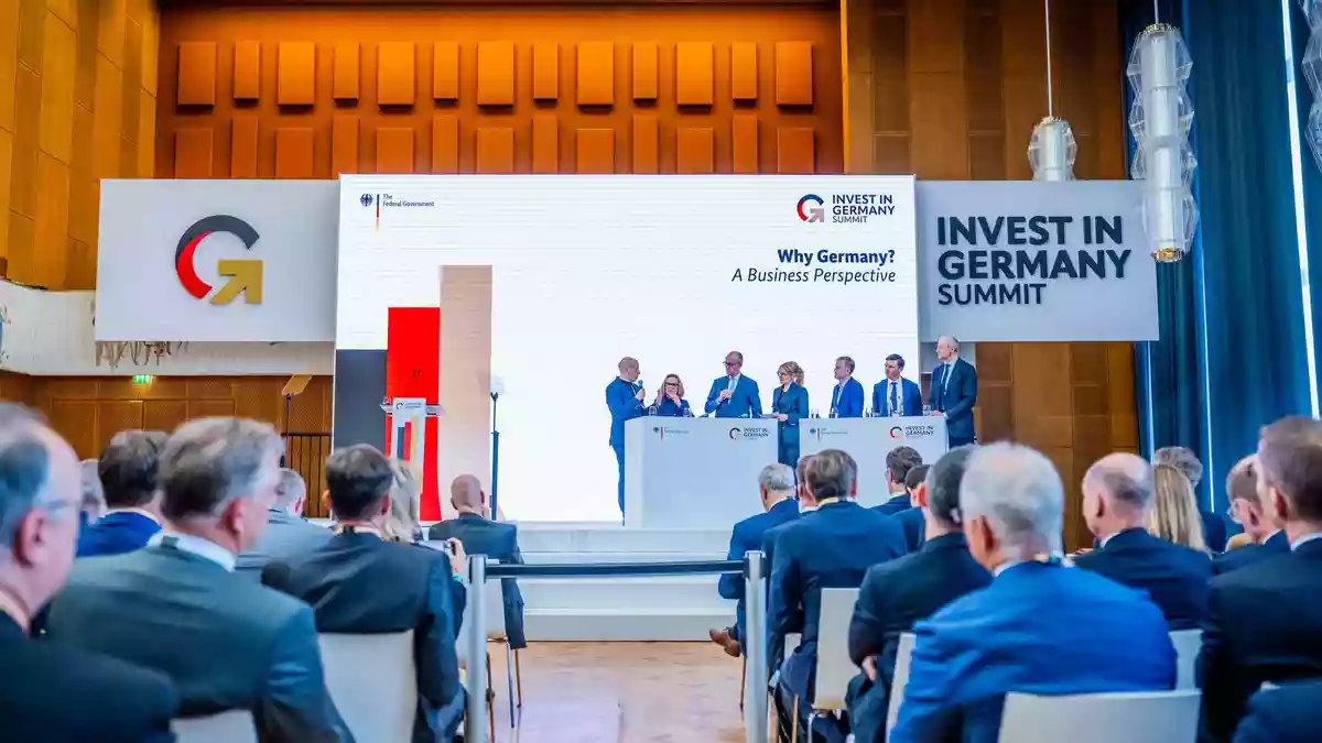 Der Kanzler sprach von Milliarden-Investitionen in Deutschland. - Bild: Michael Kappeler/dpa
